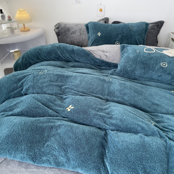 91家纺网 家纺一手货源 找家纺 慕尚家纺 2022新款泰迪绒刺绣款牛奶绒四件套 四叶草绿