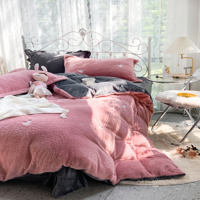 91家纺网 家纺一手货源 找家纺 慕尚家纺 2022新款泰迪绒刺绣款牛奶绒四件套 爱心粉