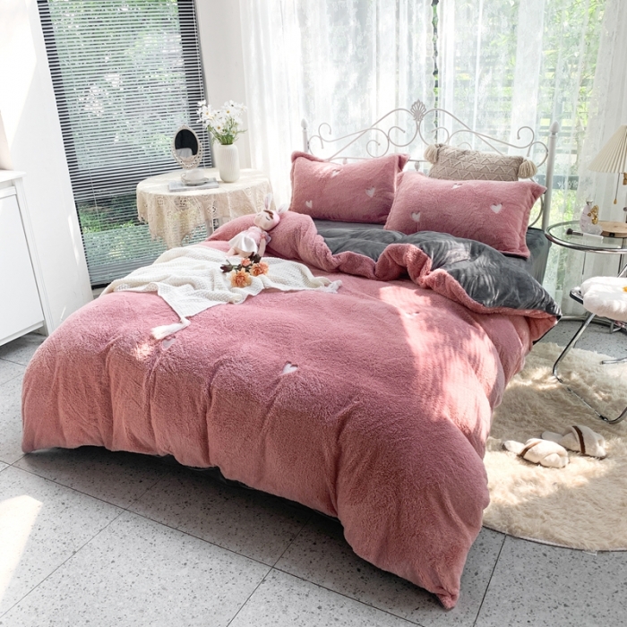 91家纺网 家纺一手货源 找家纺 慕尚家纺 2022新款泰迪绒刺绣款牛奶绒四件套 爱心粉