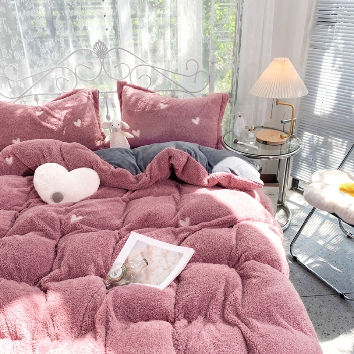 91家纺网 家纺一手货源 找家纺 慕尚家纺 2022新款泰迪绒刺绣款牛奶绒四件套 爱心粉