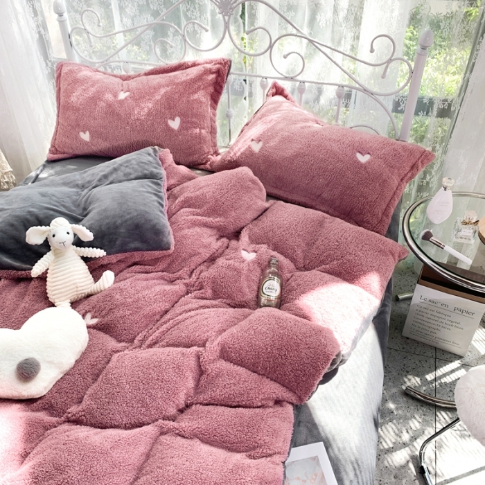 91家纺网 家纺一手货源 找家纺 慕尚家纺 2022新款泰迪绒刺绣款牛奶绒四件套 爱心粉