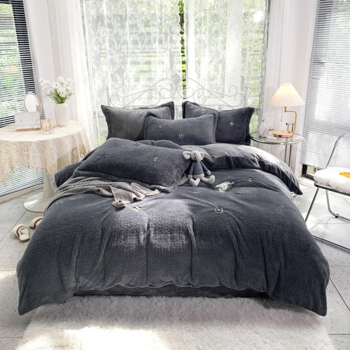 91家纺网 家纺一手货源 找家纺 慕尚家纺 2022新款泰迪绒刺绣款牛奶绒四件套 四叶草灰