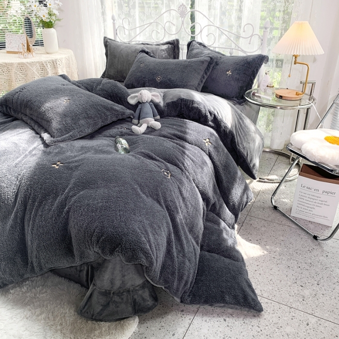 91家纺网 家纺一手货源 找家纺 慕尚家纺 2022新款泰迪绒刺绣款牛奶绒四件套 四叶草灰