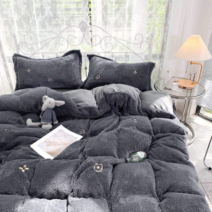 91家纺网 家纺一手货源 找家纺 慕尚家纺 2022新款泰迪绒刺绣款牛奶绒四件套 四叶草灰