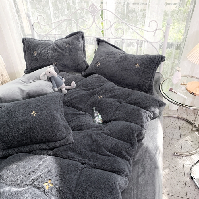 91家纺网 家纺一手货源 找家纺 慕尚家纺 2022新款泰迪绒刺绣款牛奶绒四件套 四叶草灰