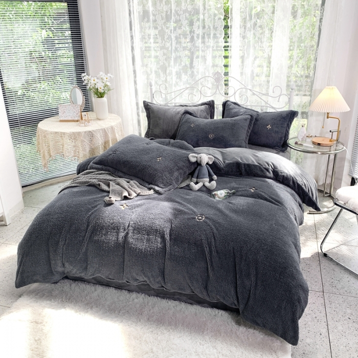 91家纺网 家纺一手货源 找家纺 慕尚家纺 2022新款泰迪绒刺绣款牛奶绒四件套 四叶草灰