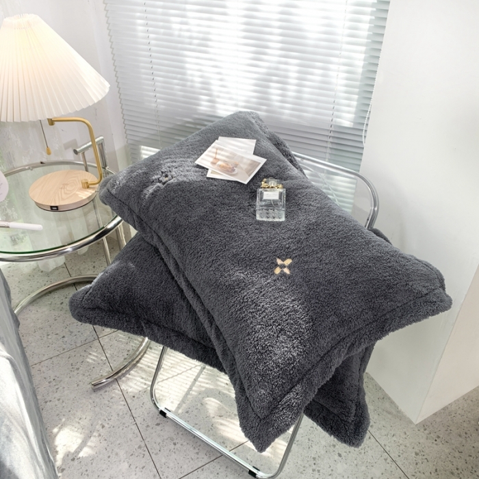 91家纺网 家纺一手货源 找家纺 慕尚家纺 2022新款泰迪绒刺绣款牛奶绒四件套 四叶草灰