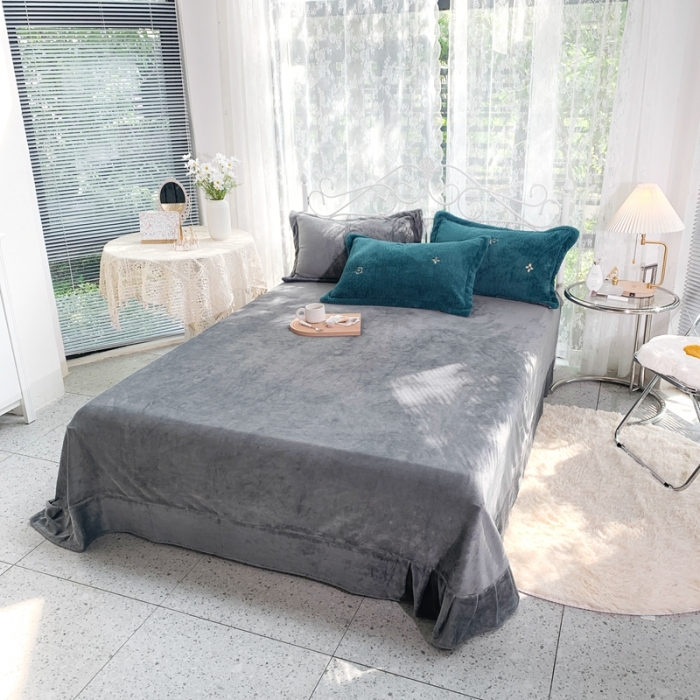 91家纺网 家纺一手货源 找家纺 慕尚家纺 2022新款泰迪绒刺绣款牛奶绒四件套 四叶草绿