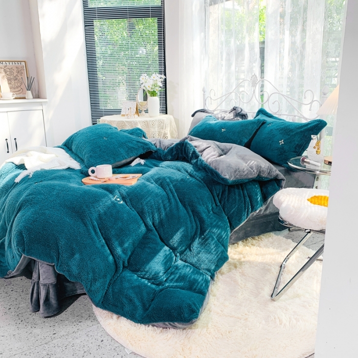 91家纺网 家纺一手货源 找家纺 慕尚家纺 2022新款泰迪绒刺绣款牛奶绒四件套 四叶草绿