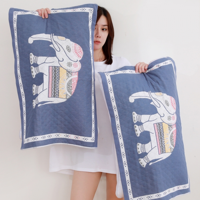 91家纺网 家纺一手货源 找家纺 朴尔家纺 2021新款柔棉卡漫风系列三层纱布枕巾 吉象蓝