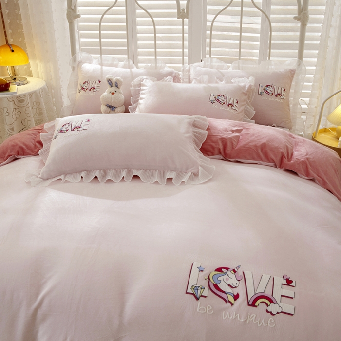 91家纺网 家纺一手货源 找家纺 纽缦 2021新款韩版水晶绒床裙四件套 独角兽-粉豆沙