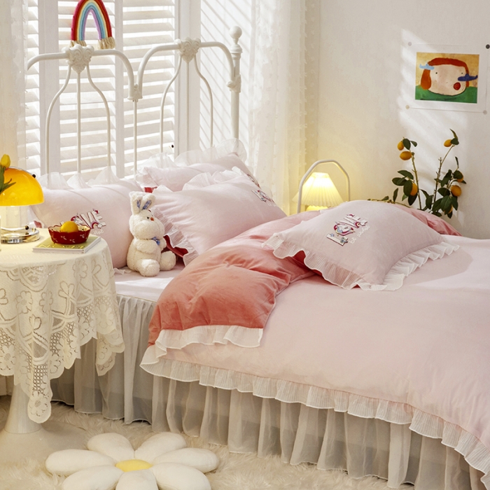 91家纺网 家纺一手货源 找家纺 纽缦 2021新款韩版水晶绒床裙四件套 独角兽-粉豆沙