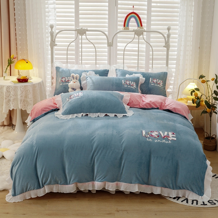 91家纺网 家纺一手货源 找家纺 纽缦 2021新款韩版水晶绒床裙四件套 独角兽-蓝灰粉