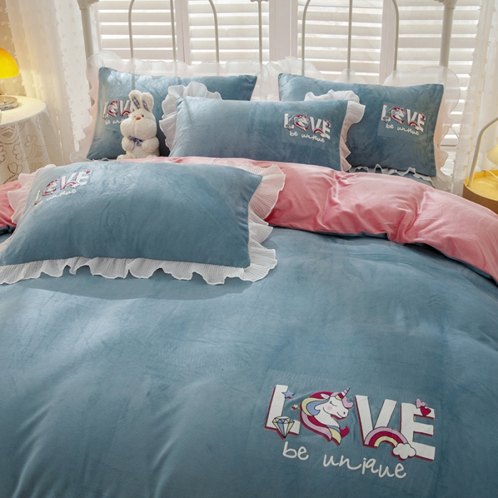 91家纺网 家纺一手货源 找家纺 纽缦 2021新款韩版水晶绒床裙四件套 独角兽-蓝灰粉