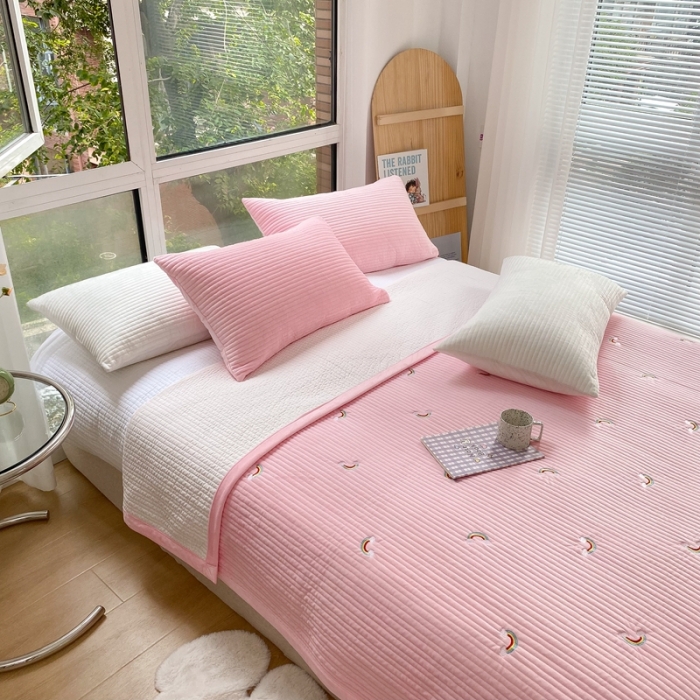 91家纺网 家纺一手货源 找家纺 漫调 2021新款宝宝绒刺绣床盖三件套 彩虹 粉