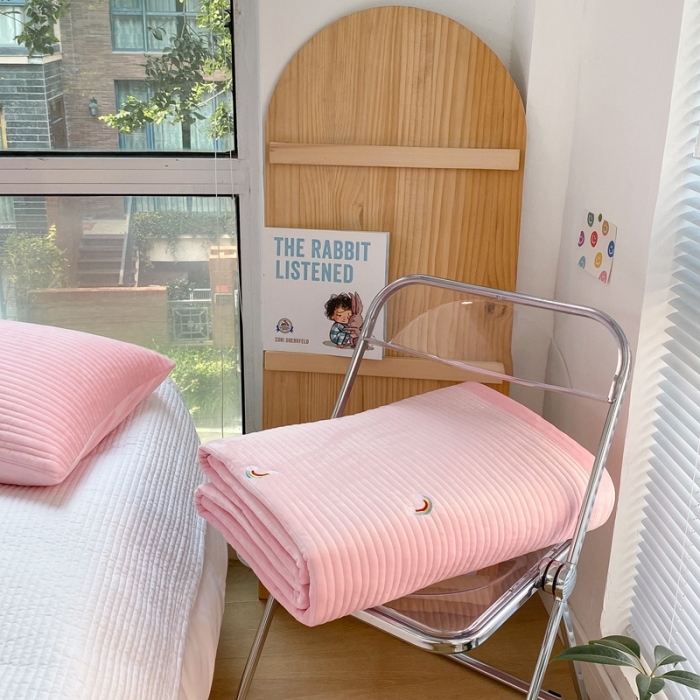 91家纺网 家纺一手货源 找家纺 漫调 2021新款宝宝绒刺绣床盖三件套 彩虹 粉