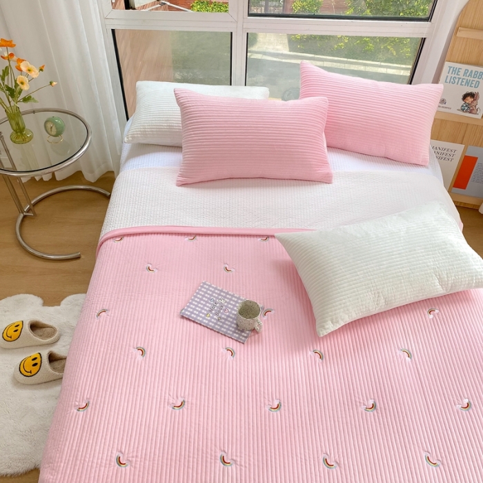 91家纺网 家纺一手货源 找家纺 漫调 2021新款宝宝绒刺绣床盖三件套 彩虹 粉