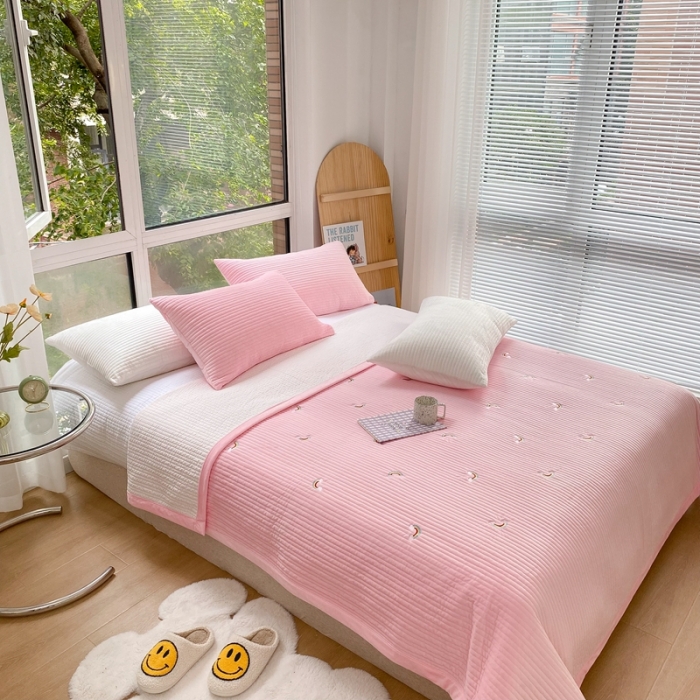 91家纺网 家纺一手货源 找家纺 漫调 2021新款宝宝绒刺绣床盖三件套 彩虹 粉