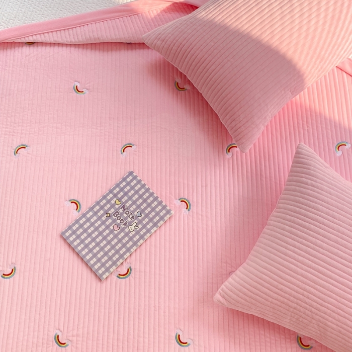 91家纺网 家纺一手货源 找家纺 漫调 2021新款宝宝绒刺绣床盖三件套 彩虹 粉