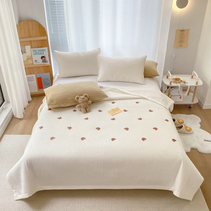 91家纺网 家纺一手货源 找家纺 漫调 2021新款宝宝绒刺绣床盖三件套 小熊 白