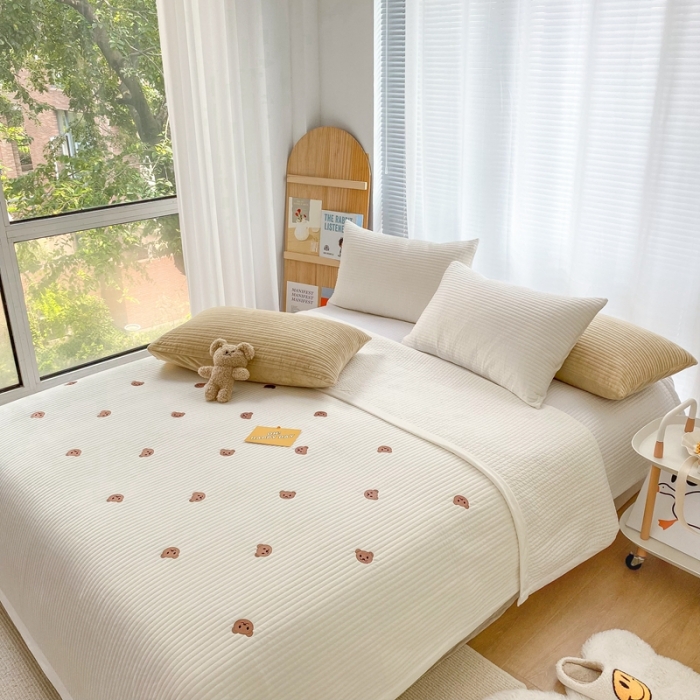 91家纺网 家纺一手货源 找家纺 漫调 2021新款宝宝绒刺绣床盖三件套 小熊 白