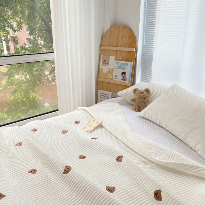 91家纺网 家纺一手货源 找家纺 漫调 2021新款宝宝绒刺绣床盖三件套 小熊 白