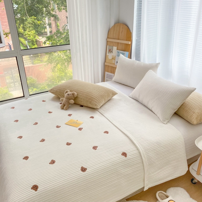 91家纺网 家纺一手货源 找家纺 漫调 2021新款宝宝绒刺绣床盖三件套 小熊 白