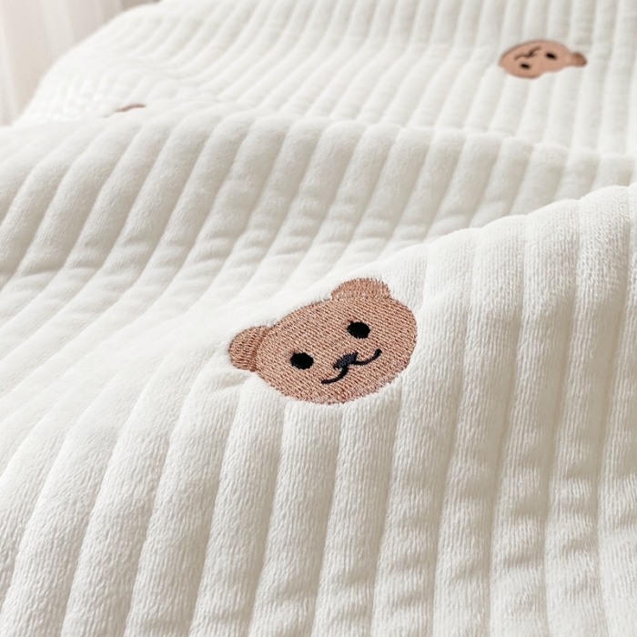 91家纺网 家纺一手货源 找家纺 漫调 2021新款宝宝绒刺绣床盖三件套 小熊 白
