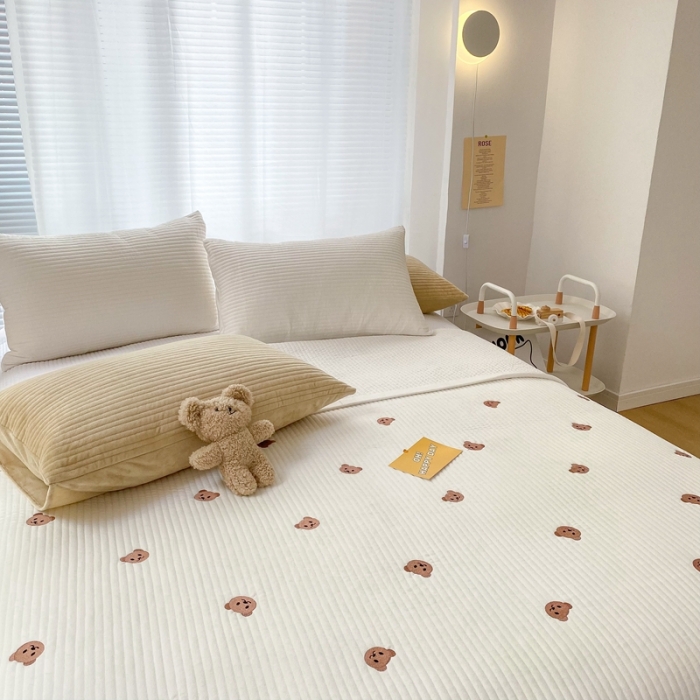 91家纺网 家纺一手货源 找家纺 漫调 2021新款宝宝绒刺绣床盖三件套 小熊 白