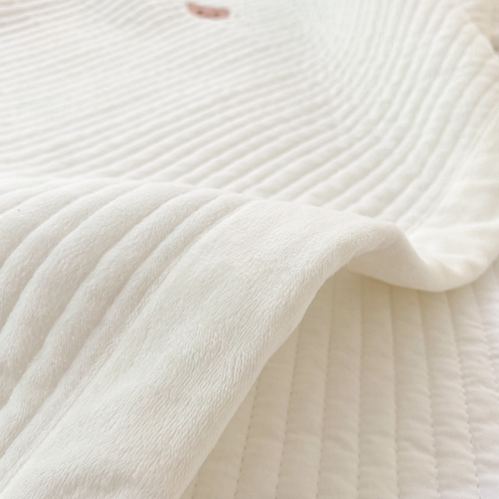 91家纺网 家纺一手货源 找家纺 漫调 2021新款宝宝绒刺绣床盖三件套 小熊 白