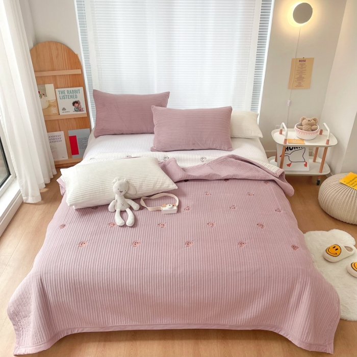 91家纺网 家纺一手货源 找家纺 漫调 2021新款宝宝绒刺绣床盖三件套 小熊 豆沙粉