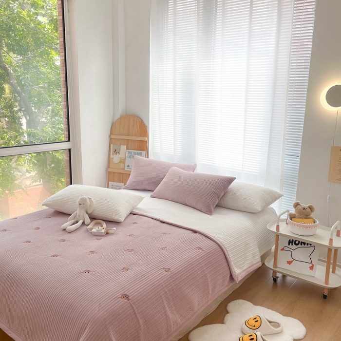 91家纺网 家纺一手货源 找家纺 漫调 2021新款宝宝绒刺绣床盖三件套 小熊 豆沙粉