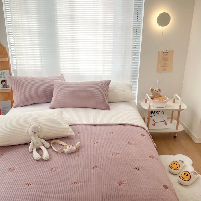 91家纺网 家纺一手货源 找家纺 漫调 2021新款宝宝绒刺绣床盖三件套 小熊 豆沙粉