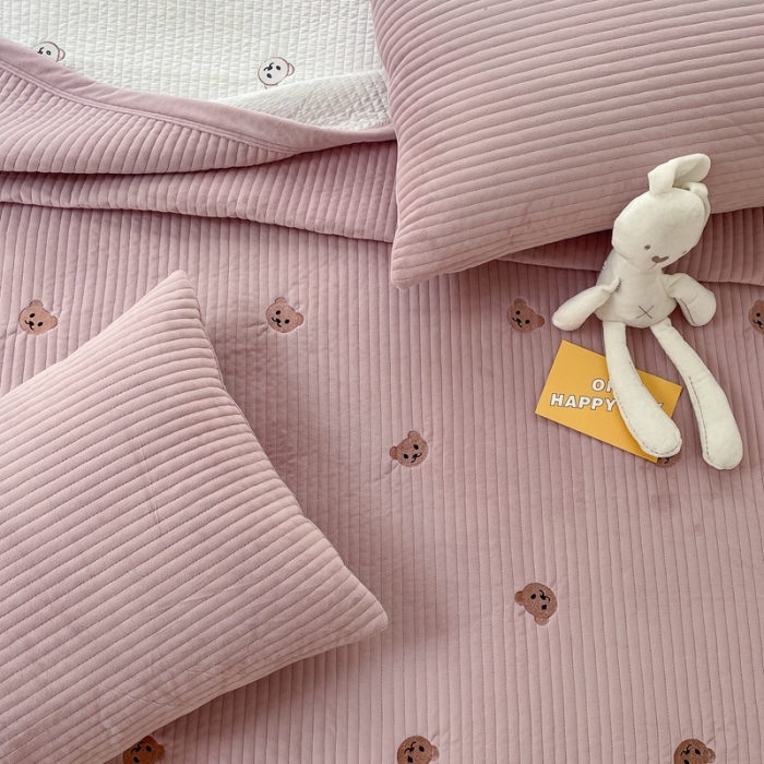 91家纺网 家纺一手货源 找家纺 漫调 2021新款宝宝绒刺绣床盖三件套 小熊 豆沙粉