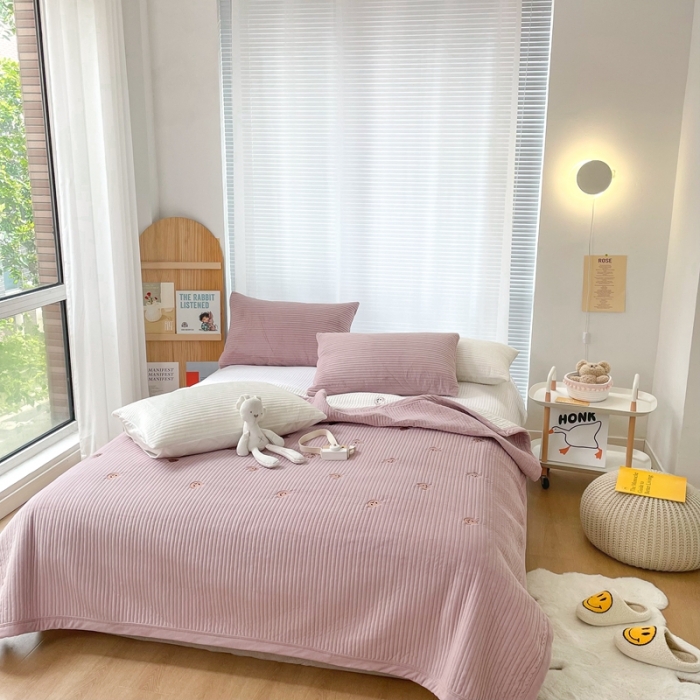 91家纺网 家纺一手货源 找家纺 漫调 2021新款宝宝绒刺绣床盖三件套 小熊 豆沙粉