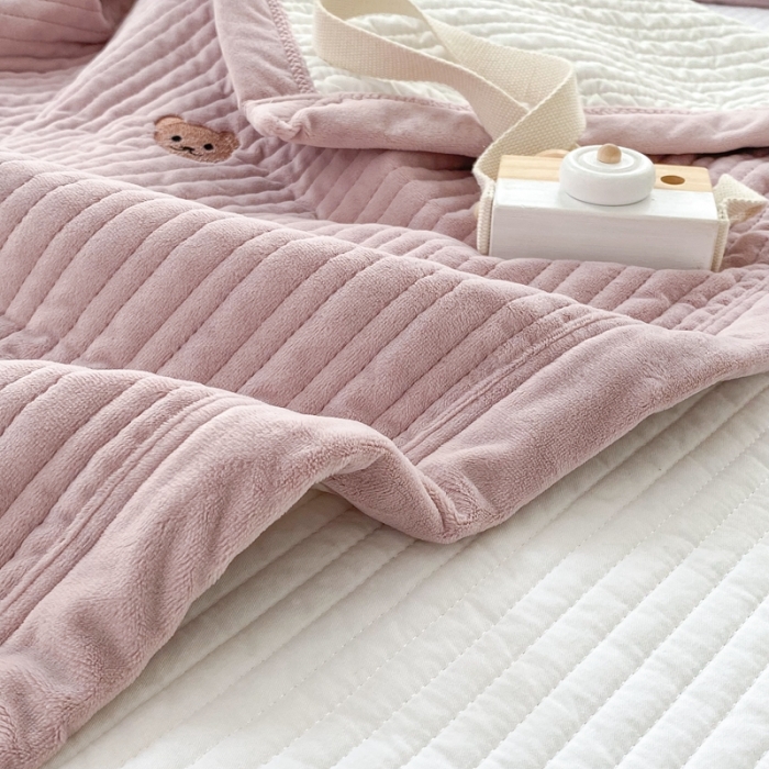 91家纺网 家纺一手货源 找家纺 漫调 2021新款宝宝绒刺绣床盖三件套 小熊 豆沙粉