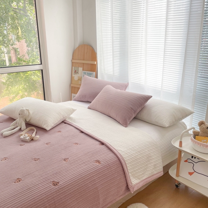 91家纺网 家纺一手货源 找家纺 漫调 2021新款宝宝绒刺绣床盖三件套 小熊 豆沙粉