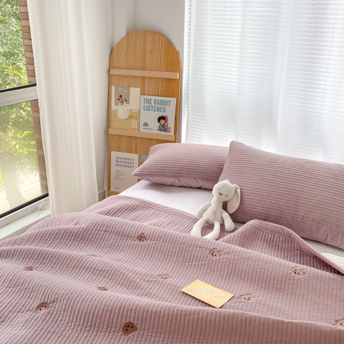 91家纺网 家纺一手货源 找家纺 漫调 2021新款宝宝绒刺绣床盖三件套 小熊 豆沙粉