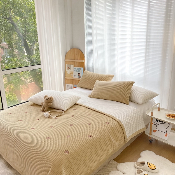 91家纺网 家纺一手货源 找家纺 漫调 2021新款宝宝绒刺绣床盖三件套 小熊 卡其