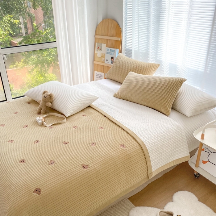 91家纺网 家纺一手货源 找家纺 漫调 2021新款宝宝绒刺绣床盖三件套 小熊 卡其