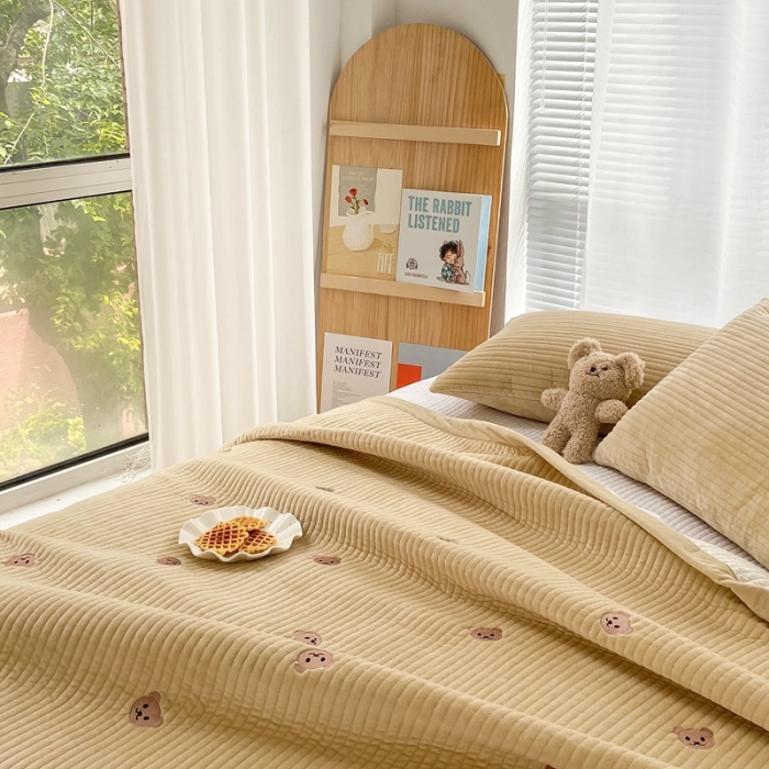 91家纺网 家纺一手货源 找家纺 漫调 2021新款宝宝绒刺绣床盖三件套 小熊 卡其