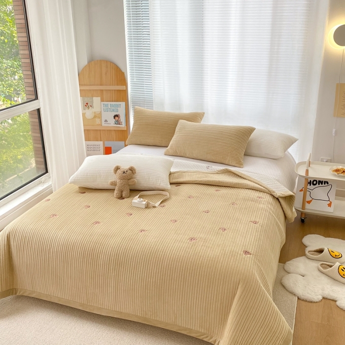 91家纺网 家纺一手货源 找家纺 漫调 2021新款宝宝绒刺绣床盖三件套 小熊 卡其