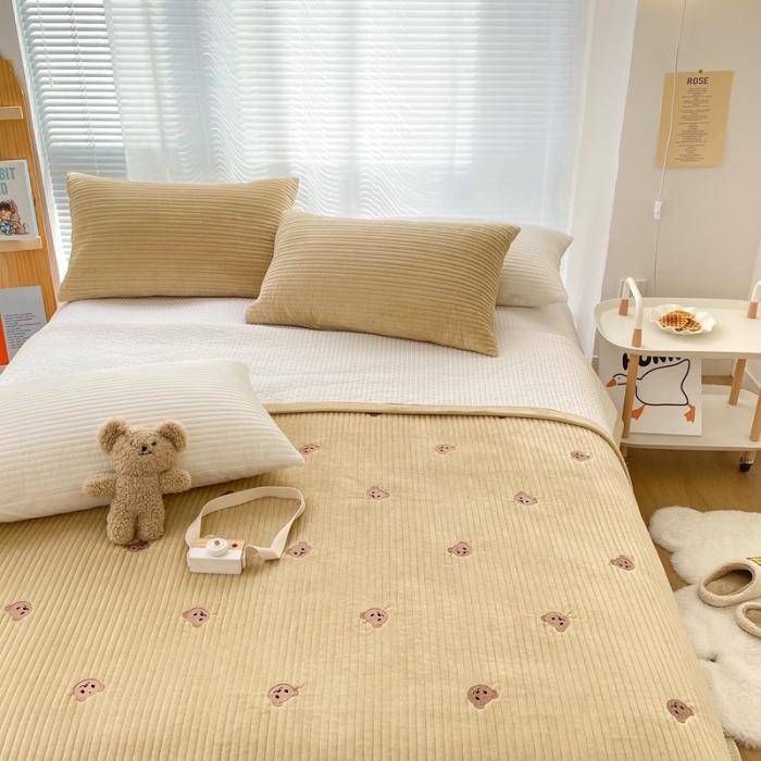 91家纺网 家纺一手货源 找家纺 漫调 2021新款宝宝绒刺绣床盖三件套 小熊 卡其