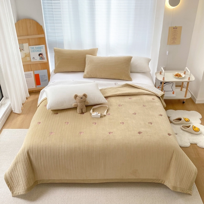 91家纺网 家纺一手货源 找家纺 漫调 2021新款宝宝绒刺绣床盖三件套 小熊 卡其