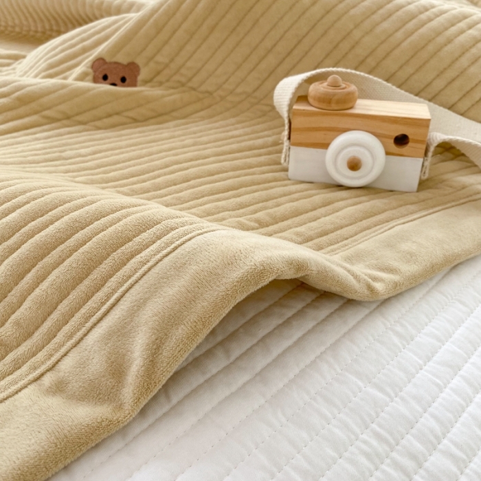 91家纺网 家纺一手货源 找家纺 漫调 2021新款宝宝绒刺绣床盖三件套 小熊 卡其