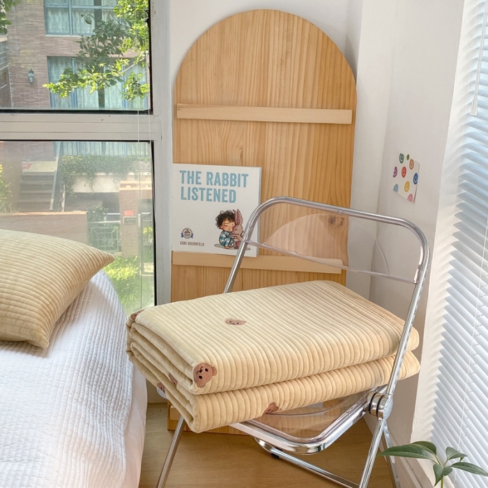 91家纺网 家纺一手货源 找家纺 漫调 2021新款宝宝绒刺绣床盖三件套 小熊 卡其