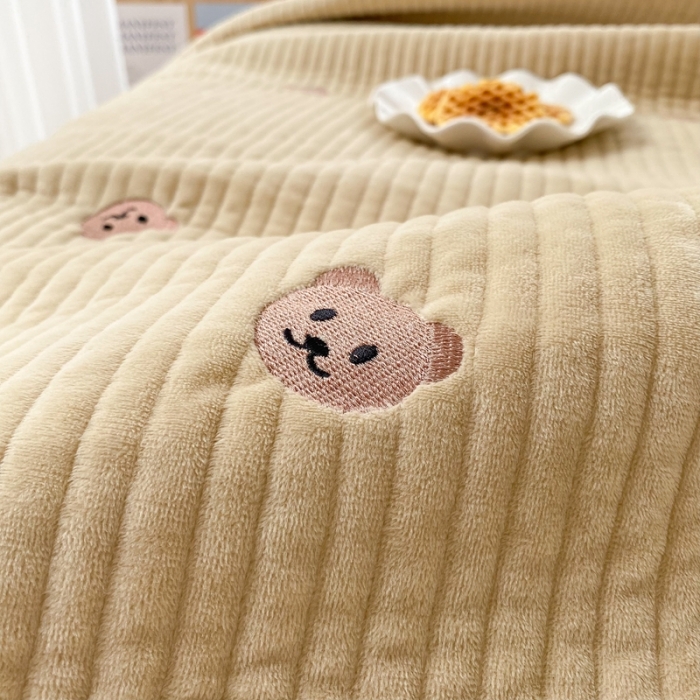 91家纺网 家纺一手货源 找家纺 漫调 2021新款宝宝绒刺绣床盖三件套 小熊 卡其