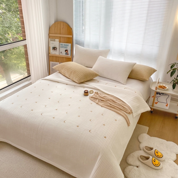 91家纺网 家纺一手货源 找家纺 漫调 2021新款宝宝绒刺绣床盖三件套 星月 白