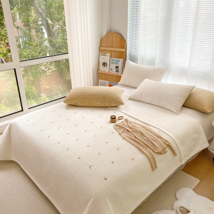 91家纺网 家纺一手货源 找家纺 漫调 2021新款宝宝绒刺绣床盖三件套 星月 白