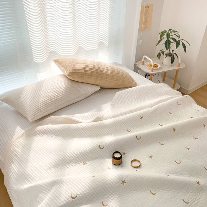 91家纺网 家纺一手货源 找家纺 漫调 2021新款宝宝绒刺绣床盖三件套 星月 白